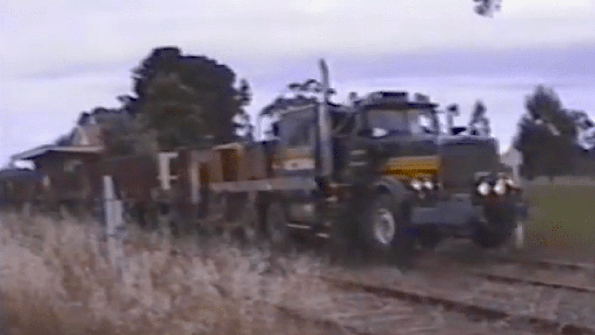 RTL1 passes a level crossing